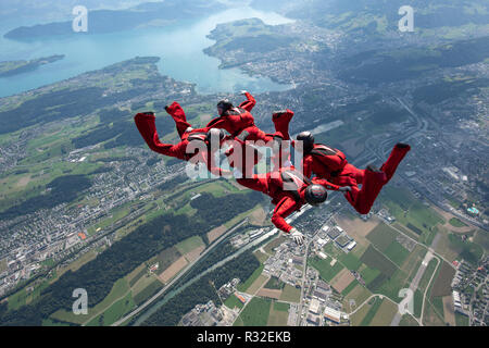 Skydiving Team Training in den Himmel über dem Luzern Stockfoto