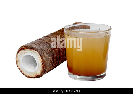 Wasserfilter Patrone verwendet und ein Glas rostiges Wasser braun gefärbt. Nachweis der Kontamination von Leitungswasser mit Bügeleisen Kationen. Auf Rückseite weiß, isoliert Stockfoto