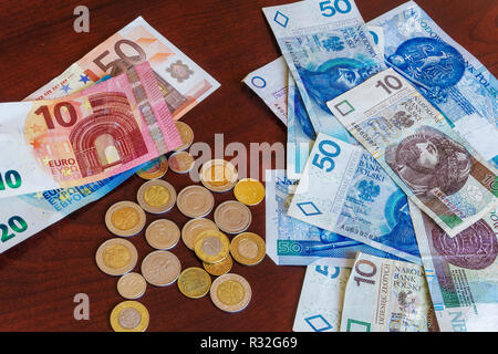 Polnischer Zloty-zl Geld Banknoten & Münzen mit Euro-banknoten. Offizielle Polen Währung in einer Stückelung von 10, 20 & 50 Zloty Rechnungen mit groszy Münzen. Stockfoto