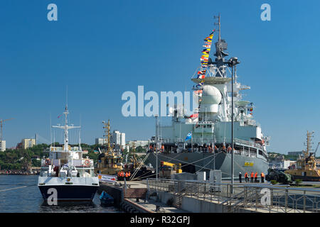 Wladiwostok, Russia-July 28, 2018: Seascape mit Wasser Transport gegen den blauen Himmel. Stockfoto