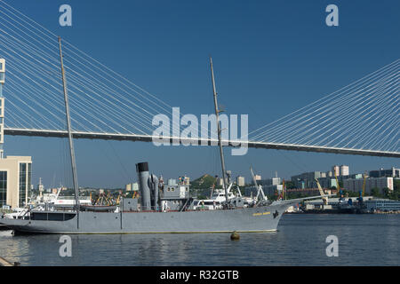 Wladiwostok, Russia-July 28, 2018: Marine mit Blick auf die Goldene Brücke auf dem Hintergrund des blauen Himmels. Stockfoto