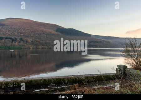 Einen malerischen Blick über die talybont Behälter in die Brecon Beacons im Herbst, Powys, Wales, Großbritannien Stockfoto