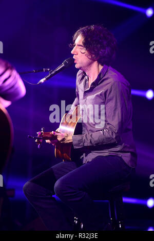 Gary Lightbody von Snow Patrol bei globalen Make Some Noise Nacht in Finsbury Square, London. Die Gala hob Geld für die nationale Nächstenliebe Global einige Geräusche, die von Globalen benachteiligte Kinder, Jugendliche und ihre Familien in ganz Großbritannien zu helfen. Stockfoto