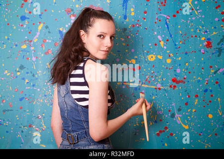 Frau mit einen Pinsel Stockfoto