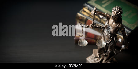 Lady Gerechtigkeit. Statue von Gerechtigkeit, Themis, Justitia in der Bibliothek. Justiz Konzept Stockfoto