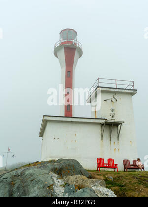 Blick auf die Cape Forchu Lighthouse an einem nebligen Tag, in der Nähe von Cape Forchu, Nova Scotia, Kanada. Stockfoto