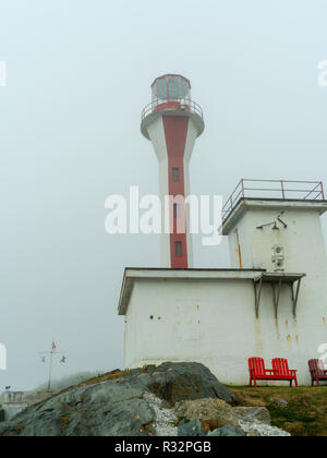 Blick auf die Cape Forchu Lighthouse an einem nebligen Tag, in der Nähe von Cape Forchu, Nova Scotia, Kanada. Stockfoto