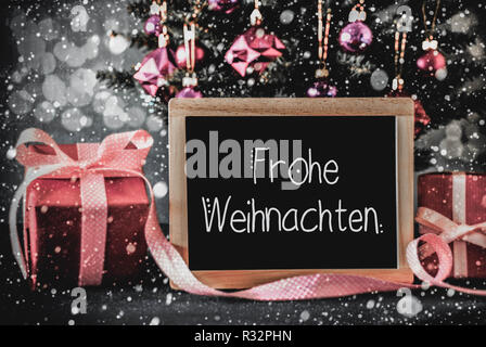 Baum, Geschenke, Kalligraphie bedeutet Frohe Weihnachten Frohe Weihnachten Stockfoto
