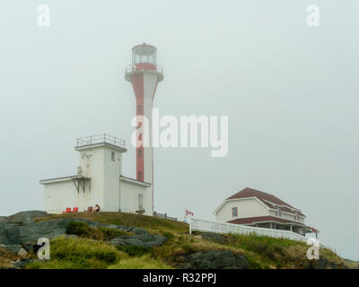 Blick auf die Cape Forchu Lighthouse an einem nebligen Tag, in der Nähe von Cape Forchu, Nova Scotia, Kanada. Stockfoto