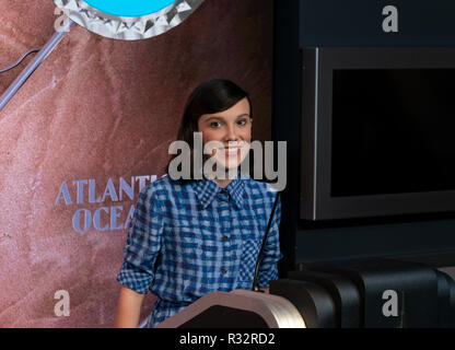 New York, Vereinigte Staaten. 20 Nov, 2018. Millie Bobby Brown tragen Kleid von Altuzarra und Jacke Von Moncler neue UNICEF Goodwill Ambassador Lights Empire State Building in Blau zum Weltkindertag an ESB Informationsstelle Credit: Lev Radin/Pacific Press/Alamy Leben Nachrichten Ehre Stockfoto