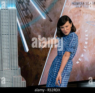 New York, Vereinigte Staaten. 20 Nov, 2018. Millie Bobby Brown tragen Kleid von Altuzarra und Jacke Von Moncler neue UNICEF Goodwill Ambassador Lights Empire State Building in Blau zum Weltkindertag an ESB Informationsstelle Credit: Lev Radin/Pacific Press/Alamy Leben Nachrichten Ehre Stockfoto
