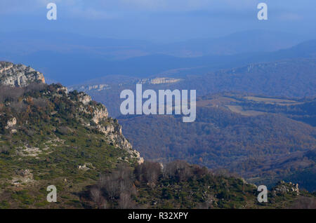 Buchenwälder in den nördlichen Abhang der Sierra de Toloño, eine karstige massiv in der Nähe von Labastida, Baskenland Stockfoto