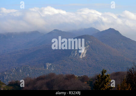 Buchenwälder in den nördlichen Abhang der Sierra de Toloño, eine karstige massiv in der Nähe von Labastida, Baskenland Stockfoto