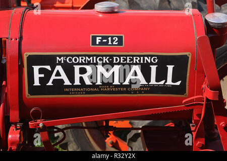 Traktor - 1936 McCormick Deering Farmall Modell F-12-Logo. Canfield Fair. Mahoning County Fair. Canfield, Youngstown, Ohio, USA. Stockfoto