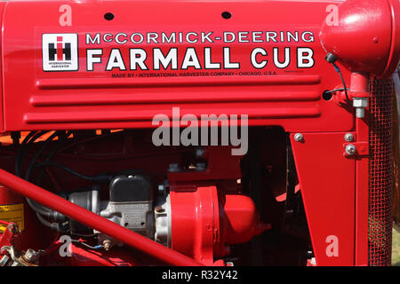 Traktor - 1949 McCormick Deering Farmall Modell Cub logo und Motor. Canfield Fair. Mahoning County Fair. Canfield, Youngstown, Ohio, USA. Stockfoto