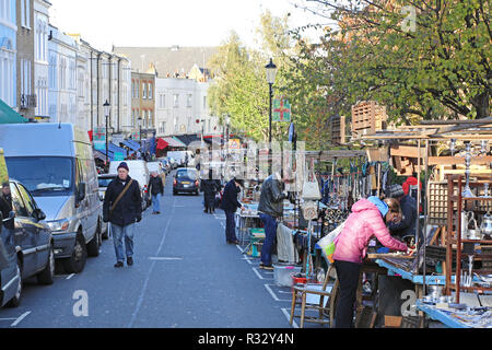 LONDON, GROSSBRITANNIEN, 22. NOVEMBER 2013: Antiquitäten und Flohmarkt Stände an der Portobello Road Freitag in London, Vereinigtes Königreich. Stockfoto