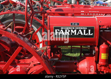 Traktor - 1936 McCormick Deering Farmall Modell F-12-Logo. Canfield Fair. Mahoning County Fair. Canfield, Youngstown, Ohio, USA. Stockfoto