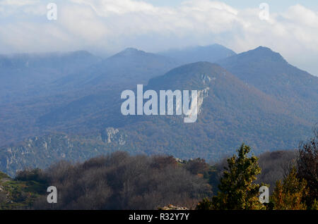 Buchenwälder in den nördlichen Abhang der Sierra de Toloño, eine karstige massiv in der Nähe von Labastida, Baskenland Stockfoto