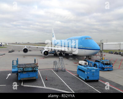 Amsterdam, Niederlande. 2013/1/11. Der KLM Royal Dutch Airlines Boeing Flugzeuge am Flughafen Amsterdam Schiphol an einem bewölkten Tag balanciert. Stockfoto