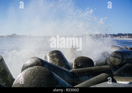 Wellen auf die konkrete Bausteine schützen die Anlegestelle der Hafen von Santa Cruz, Kalifornien brechen Stockfoto