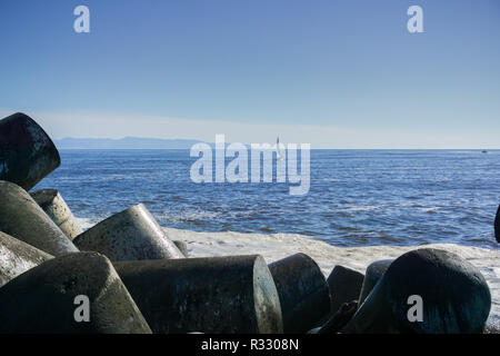 Betonsteine Schutz der Jetty von Santa Cruz Hafen, ruhigen Wasser im Hintergrund, Kalifornien Stockfoto