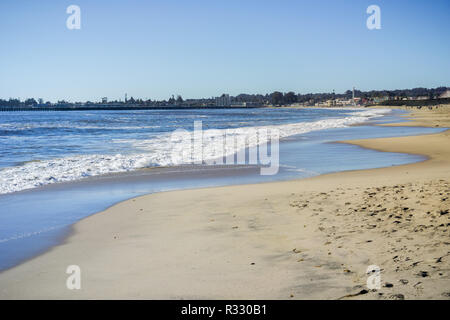 Seabright State Beach an einem sonnigen Nachmittag, Santa Cruz Beach Boardwalk und Wharf im Hintergrund, Santa Cruz, Kalifornien Stockfoto