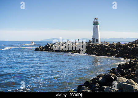 Santa Cruz Breakwater Leuchtturm, Walton Leuchtturm an der Santa Cruz Hafen verlassen. Norden Monterey Bay, Kalifornien Stockfoto