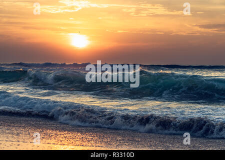 Schönen Sonnenuntergang über dem Meer mit großen Wellen und bewölkter Himmel, Kalifornischen Küste Stockfoto