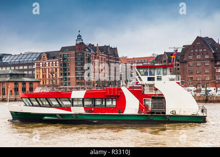 Fähre Navigieren auf der Elbe in einem kalten trüben Wintertag in Hamburg Stockfoto