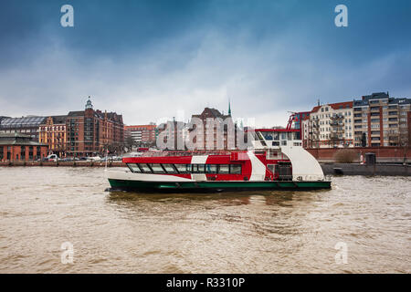 Fähre Navigieren auf der Elbe in einem kalten trüben Wintertag in Hamburg Stockfoto