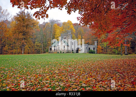 Squires Schloss durch Ohio Herbst Laub im Norden Verdruß Reservierung in Willoughby, Ohio im Herbst 2018 Saison eingerahmt. Stockfoto