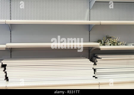 Leere Regale in Store Stockfoto