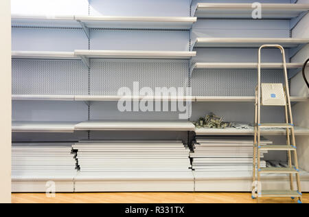 Leere Regale in Store Stockfoto