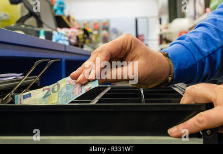 Nahaufnahme der Person Hände halten Euro Rechnung in Kasse Stockfoto