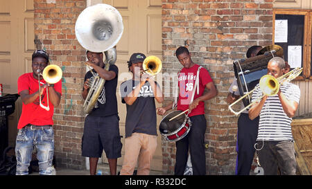 NEW ORLEANS, Louisiana - 7. Mai: Junge Straßenkünstler spielen Musik für Tipps im historischen French Quarter von New Orleans, Louisiana am 7. Mai, 201 Stockfoto