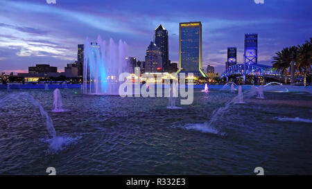 JACKSONVILLE, Florida - 17. Juni Th: Wasser Brunnen und Downtown Jacksonville Skyline bei Sonnenuntergang in Jacksonville, Florida, am 17. Juni 2016. Stockfoto