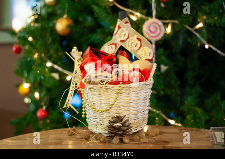 Weihnachten und Neujahr Geschenke und Körbe mit Süßigkeiten, Alkohol, Schokolade und Plätzchen Stockfoto