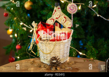 Weihnachten und Neujahr Geschenke und Körbe mit Süßigkeiten, Alkohol, Schokolade und Plätzchen Stockfoto