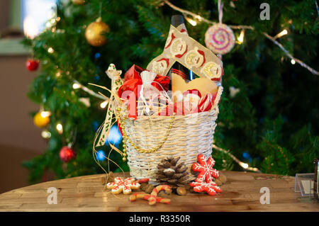 Weihnachten und Neujahr Geschenke und Körbe mit Süßigkeiten, Alkohol, Schokolade und Plätzchen Stockfoto