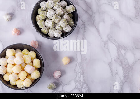 Frisch Gnocchi mit Kopie Raum gesehen von oben. Frische hausgemachte Kartoffel, Spinat und Zuckerrüben Knödel bereit für das Kochen. Vegan italienische Küche. Stockfoto