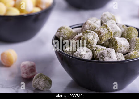 Frisch Gnocchi mit Kopie Raum gesehen von oben. Frische hausgemachte Kartoffel, Spinat und Zuckerrüben Knödel bereit für das Kochen. Vegan italienische Küche. Stockfoto