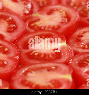 Hintergrund von der Hälfte Tomaten Stockfoto