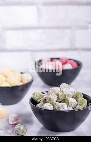 Frisch Gnocchi mit Kopie Raum gesehen von oben. Frische hausgemachte Kartoffel, Spinat und Zuckerrüben Knödel bereit für das Kochen. Vegan italienische Küche. Stockfoto