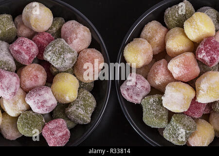 Frisch Gnocchi mit Kopie Raum gesehen von oben. Frische hausgemachte Kartoffel, Spinat und Zuckerrüben Knödel bereit für das Kochen. Vegan italienische Küche. Stockfoto