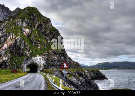 Norwegen, Nordland, Andenes, Andøya, Lofoten, Insel, Küste, Sommer, Straße, Landstraße, Gebirge, Fv 976, 976, Kleivodden, Bleik, Stadt, Leuchtturm, Stockfoto