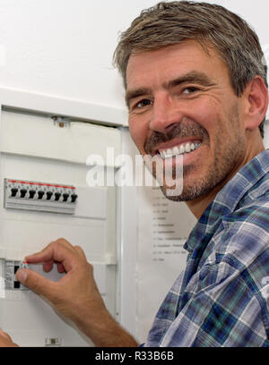 Elektriker Arbeiten am Sicherungskasten Stockfoto