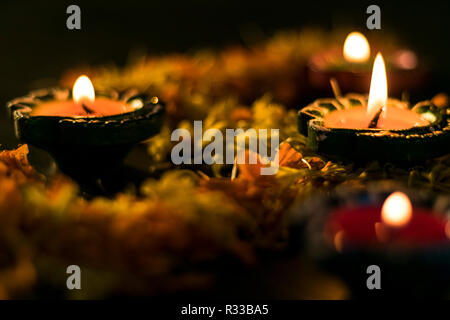 Lit diyas auf Blumen für Feiern Diwali und dhanteras in Asien Stockfoto