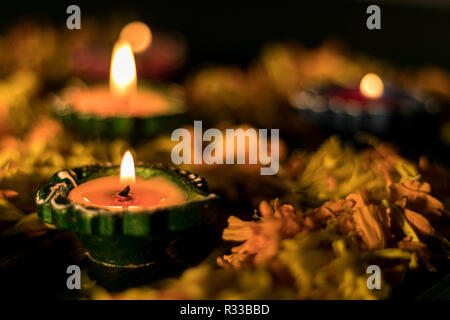 Diya lit für Grußkarte Diwali und dhanteras in Indien zu feiern. Stockfoto