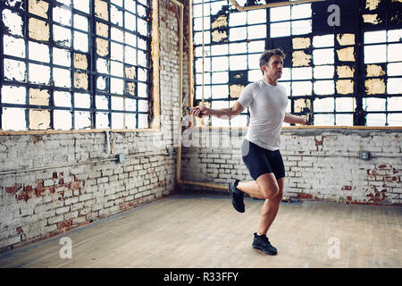 Kaukasische Mann Springt Seil Stockfoto