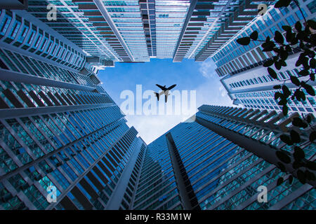 Flugzeuge fliegen über die apartments Gebäude in Kuala Lumpur, Malaysia. Flugzeug über die Wolkenkratzer. Stockfoto